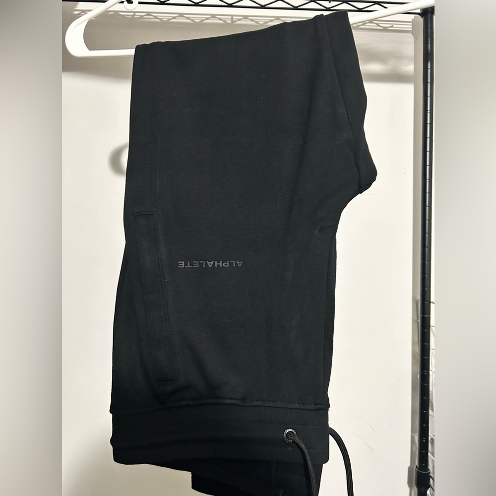 New Alphalete Essential Jogger Blackout Medium